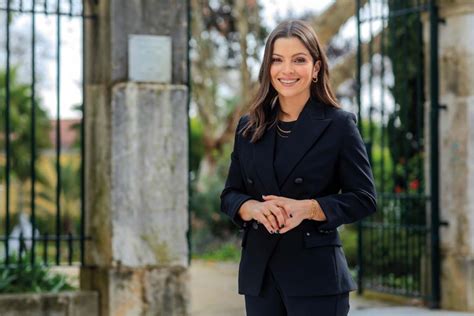 Mónica Martins é um dos rostos das manhãs na SIC  .